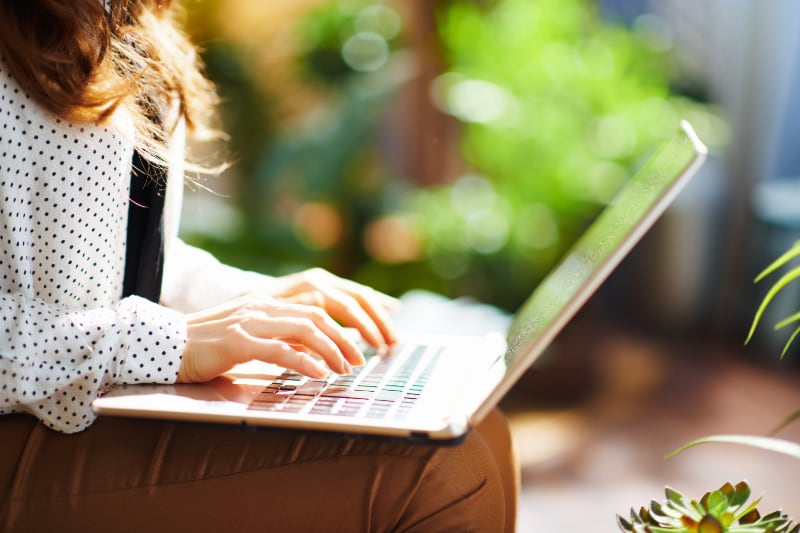 woman_with_laptop