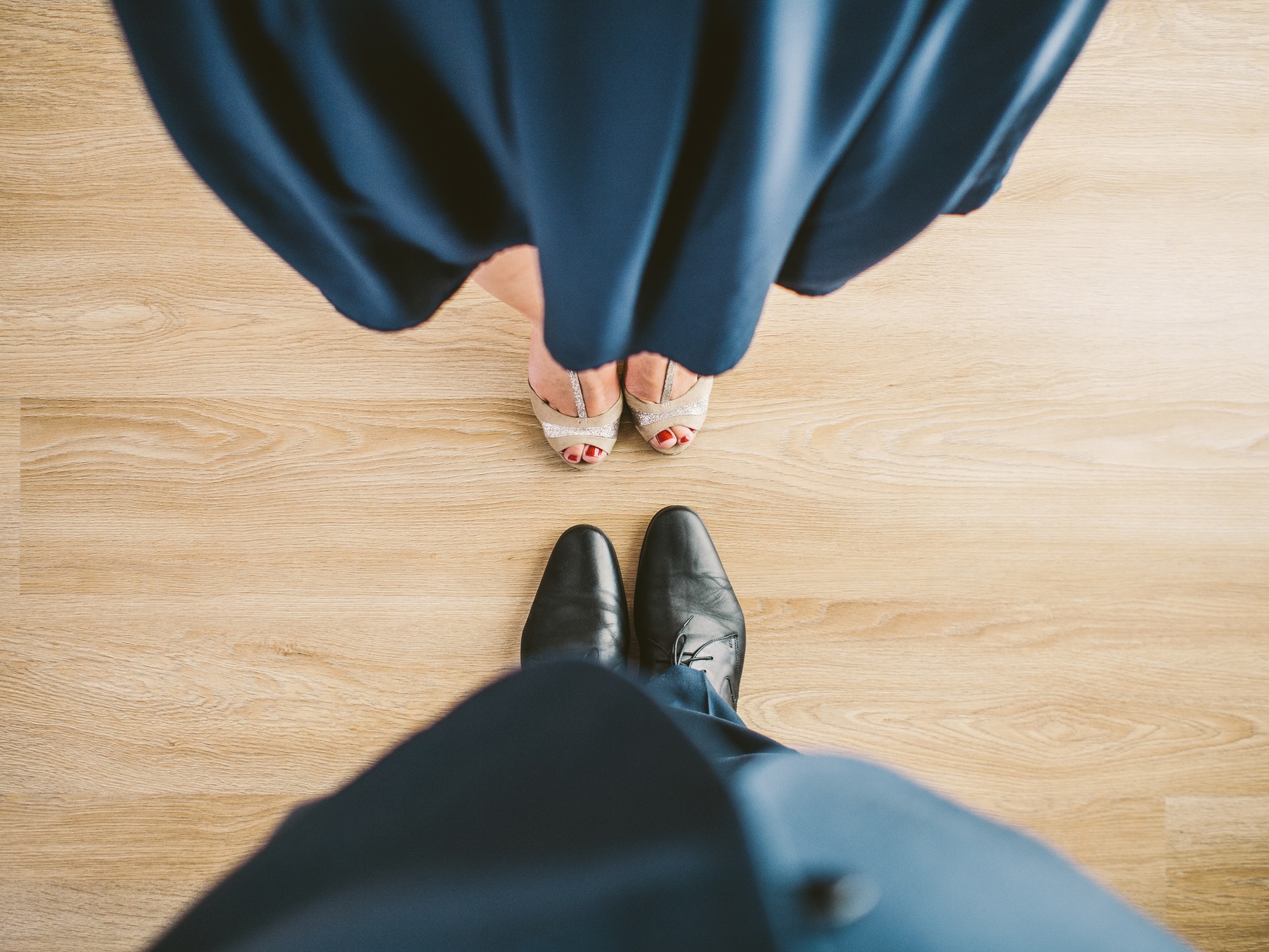 http://cdn2.hubspot.net/hubfs/1677230/Blog_images/suit-couple-blue-shoes.jpg